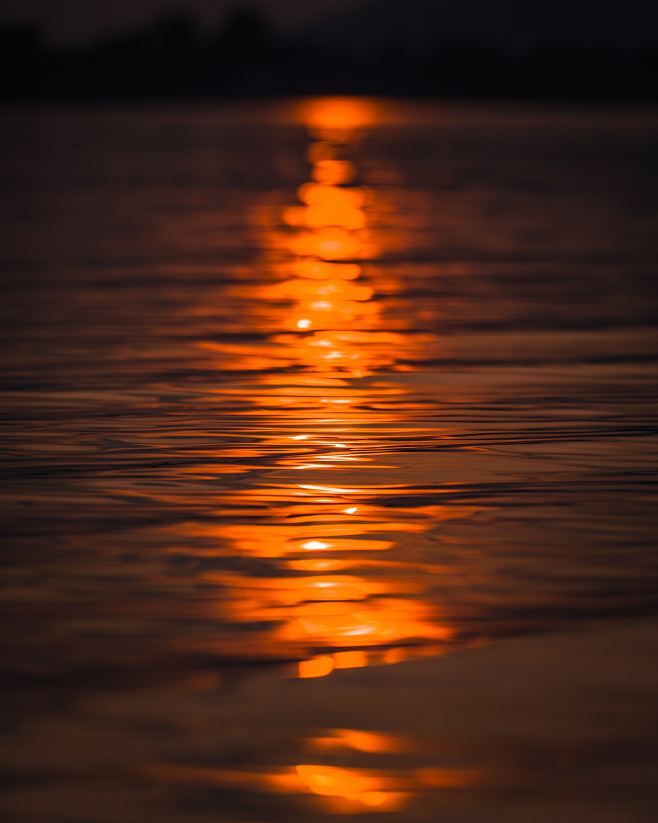 夕阳下的湖面