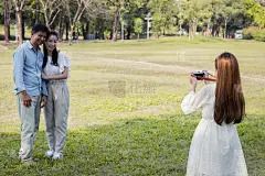孩子们正在为父母拍照。