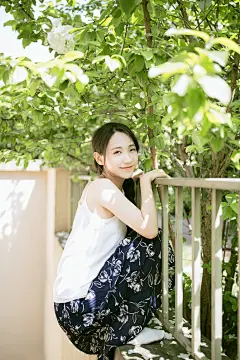 人像摄影：吃西瓜的花裙女孩