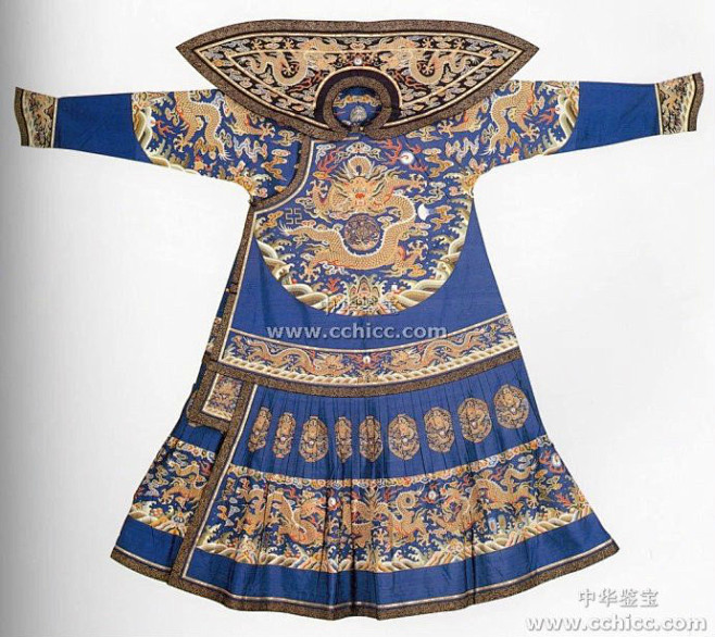 清乾隆 蓝缂丝彩云金龙纹单朝服 此袍为乾隆皇帝所用，是清代皇帝朝袍的标准形式之一。 据《大清会典》：“朝服色用明黄，惟南郊，祈谷，雩祭用蓝色 ...