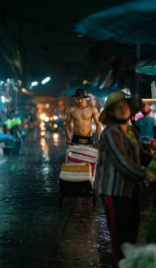 清迈，雨天的菜市场 | Ashraful...