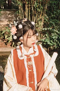 君归兮春早，满园兮碧草。
     愿君春常在。

祝大家元宵节快乐呀。

汉服超话#汉服# ​​​​