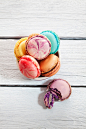 明亮,木制,饮食,甜食,影棚拍摄_556450591_Colorful macarons in bowl and on wood_创意图片_Getty Images China