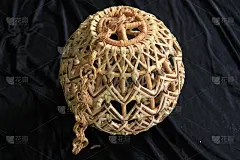 漂亮的手工制作的灯笼罩由天然藤条制成，非常适合装饰和室内。
