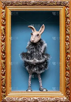 画框里的一只穿裘皮大衣的兔娃娃