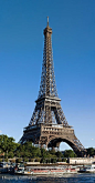 法国：【Tour Eiffel】——La tour Eiffel est une tour de fer puddlé de 324 mètres de hauteur située à Paris, à l’extrémité nord-ouest du parc du Champ-de-Mars en bordure de la Seine.【埃菲尔铁塔】——埃菲尔铁塔是一座熟铁建造的、高324米的矗立在巴黎塞纳河畔战神公园西北角的高塔。