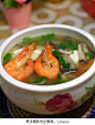 鲜虾豆腐菌菇煲：鲜虾5-6只、内酯豆腐一盒、菌菇、胡萝、香菜少许、盐食用油.菌菇切掉根蒂.用开水焯一下马上盛出来备用.胡萝卜切薄片.香菜切小段.豆腐切块.锅内放油.油热后倒入菌菇翻炒.翻炒好的菌菇倒入开水的砂锅中. 倒入胡萝卜片.大火煮5分...