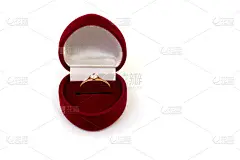 结婚戒指在红色的情况下，在白色孤立的背景