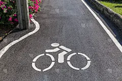 街道上标示的自行车路线标志，生态概念。
