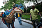 当地时间5月17日，纽约街头，一位清洁工与电影《驯龙高手》里的恐龙形象"Baby Nadder"交流。REUTERS/Keith Bedford