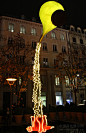 灯光雕塑“金壶沏茶”照明景观设计，该照明景观是法国里昂艺术灯光节(Fête des Lumières 2014)在2014年城市水池中设计了一个灯光雕塑，名曰“金壶沏茶”。