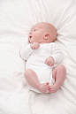 人,婴儿服装,床,尿布,室内_135383194_Germany, Munich, (0-1 months) baby boy on bed, looking away_创意图片_Getty Images China