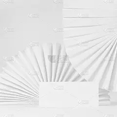 模版抽象的白色舞台用长方形的讲台展示，展示化妆品产品、商品、广告用柔和的光，纸扇以优雅时尚的现代风格