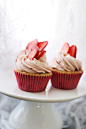 草莓纸杯蛋糕 B162