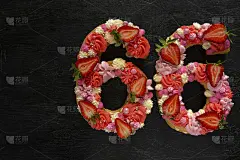 漂亮的66号蛋糕。现代时尚的设计。春天装饰。副本的空间。低调。不寻常的明亮的甜点。生日贺卡。