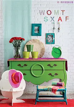 字母走进家居搭配设计，它带有一种艺术力量，推动着新一轮的装饰热潮。带有字母的壁纸、印着字母的靠包，新鲜有趣，看点十足。