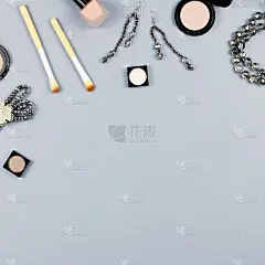 女性时尚配饰，珠宝和化妆品在时尚的灰色背景。平躺