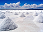 乌尤尼盐沼是世界最大盐场，海拔11995英尺（约合3656米），面积10583平方千米。当水覆盖其上，整个盐场明亮如镜面，行走其上有如行走在云端。