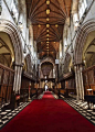 英国约克郡北部的塞尔比镇的塞尔比教堂（Selby Abbey）举行。这个教堂有1000年的历史，是英国少数仅存的中世纪时代教堂。他们从900年前就开始接起婚礼业务，可以请管风琴伴奏，请唱诗班歌颂两人爱的诗篇，还可以请教堂敲钟……还有比这更浪漫的地方么？