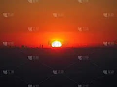 贝加莫威尼斯墙壁上火热的日落。米兰摩天大楼的剪影