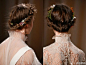 Valentino 2015 SS Couture。全部盘起的头发将花朵藏匿在发丝中，仙气十足如一贯仙女牌的作风。美～