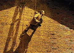 这个男人取出肋骨做成项圈，送给最重要的女人 : 第87期行为艺术家何云昌：你必须在乎你自己的事情_腾讯视频“重逢岛”为Lens于2016年创办的原创视频品牌 如果要回答“别人没有体会过的人生体验”这类提问，何云昌一定是最有资格作答的人之一：他曾让吊车倒吊着自…