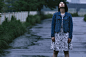 「雨に打たれる女性」のフリー写真素材