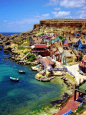 Sweethaven in Mellieha, Malta。马耳他大力水手村。国土面积仅有316平方公里的马耳他是欧洲著名的海滨旅游胜地。而这个村子是按照孩子们最爱的动画片大力水手里的场景而建。1980年派拉蒙电影公司和迪斯尼公司根据E. C. Segar所创作的连环画建造了这个村子。这座独特的小村隐藏在一处背山的海湾里，一小段公路从梅雷赫湾连接此地，成为村庄与外界仅有的通道。数十座看上去摇摇欲坠的木房子，高高低低立在大海之滨。每幢房子都涂着鲜艳的颜色，长长的栈道从村庄延伸至海边。几艘同样涂着明亮颜色的小