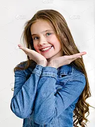 可爱的微笑的小女孩的肖像，孩子的青春期前孤立