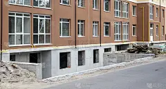 商店或沙龙的商业空间。主要为商铺、办公室及商业楼宇。参考建筑内房地产的销售和租赁。公寓在一楼