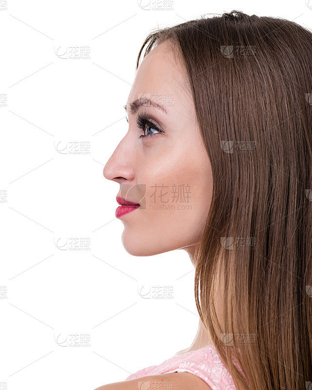 侧面肖像美丽的年轻女子，孤立的白色