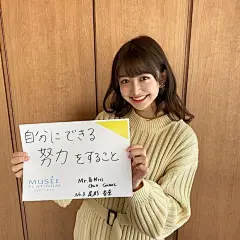 22岁校花被指神似桥本环奈 粉丝们看完不乐意了 - 人物 - cnBeta.COM : 桥本环奈可以说是过去一年最热门的日本艺人之一了，不仅影视作品通告不断，广告更是接到手软。其可爱的形象也有千年一遇美女的称号。最近，日本网友在推特上发现了一位“神似桥本环奈”的女生，不仅相似度颇高，还是一位大学的校花。