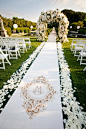 纯白的鲜花地毯，浪漫的户外婚礼布置，喜欢吗~~