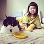 够了，熊孩子！instagram上一位日本妈妈拍下了小女儿和喵星人的“爱恨情仇”。