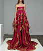 中国红的礼服，蔓延盛开的美：超美红色礼服 ~#设计师礼服# #礼服秀#。曦