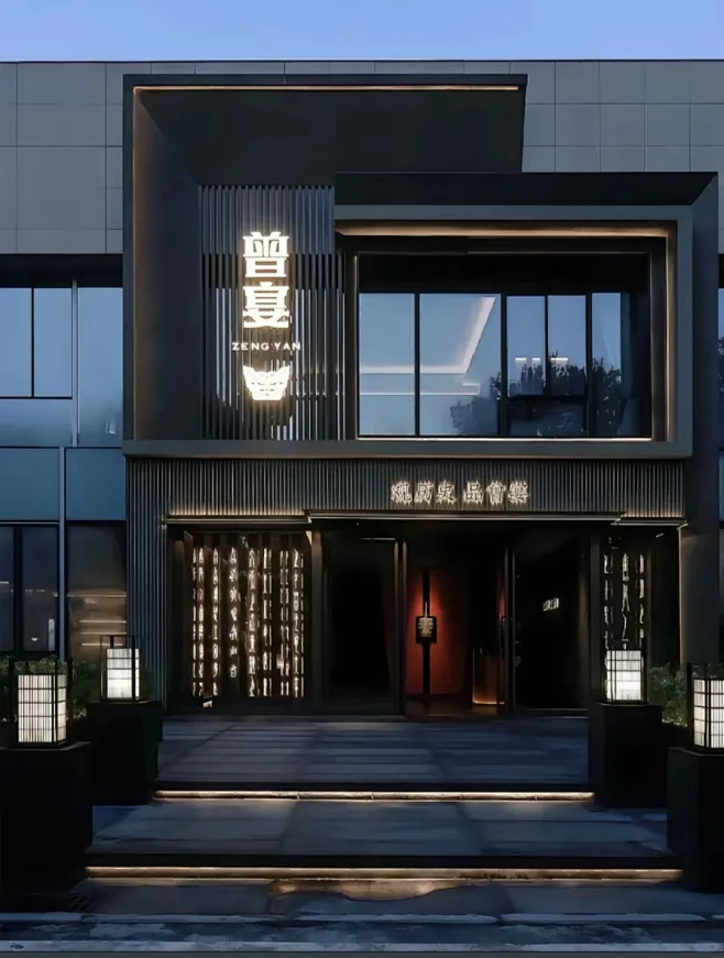 黑色高级感门头创意设计，黑色作为基础色调，能够给建筑物或店面增添一种稳重、优雅的感觉，也能与多种其他元素搭配，形成独特的风格。以下是一些关于 ...