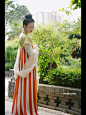 长安百花时，风景宜轻薄
贞观小仕女来啦发一些拍摄花絮
（33­°C的晴天室外，小风扇简直就是救命神器）
-
·今晚 8点，微博直播 ，新面料/时装/闲聊
·后天（5月18日），B站x西安博物院直播 ​​​​