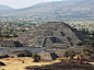 【墨西哥太阳和月亮金字塔】 “特奥蒂瓦坎”在印第安语中是“诸神之都”，遗址在墨西哥城东北40公里处，面积20多平方公里，是古玛雅人中一支托尔蒂克人的宗教圣地和经济中心，公元１年至150年这里是拥有５万人大城市，兴建大量宏伟建筑，包括著名太阳和月亮金字塔、羽蛇神庙、纵贯南北的“逝者大道”。