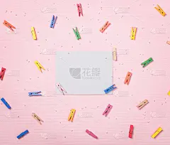 创意模型与纸卡和明亮的多色衣夹在粉红色柔和的背景。最小平。空白纸贺卡，请帖。学校教育理念