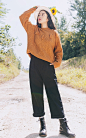 充满森系风格的套头毛衣，古典编织麻花配上流苏装饰，很唯美很独特，搭配宽松直筒休闲裤，尽显文艺气质。
 #潮人# #英伦# #时尚# #名模# #日韩#