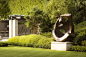 现代经典的雕塑花园 / Paul Sangha Landscape Architecture :   雕塑、纹理和对比度标志着由Paul Sangha Landscape Architecture 设计的这个蔓延的温哥华庄园的身份。 从庭院的一个角落到另一个角落的设计是具有表现力的。 栏杆摆放一个角落，令人着迷的是在它的波纹纹理中的优雅植物肌理。 Sculpture, tex...