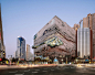 【OMA 新作: 韩国光教百货 Galleria，玻璃雕塑嵌入马赛克立面】
由OMA/克里斯·范杜恩（Chris van Duijn）设计的Galleria百货公司在首尔南部的新市镇光教正式开幕。Galleria光教店位于这新城市发展区的中心，周围被高层住宅包围着，石块般的外形赋予其自然气质，使之成为光教居民生活的一个焦点。 ​​​​