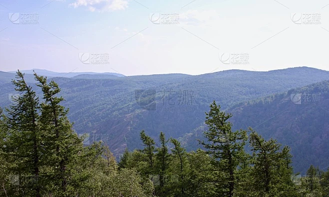 令人惊叹的山林全景。乌拉尔山在阴霾中。俯视图