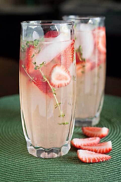  酒水  饮料 草莓 粉红