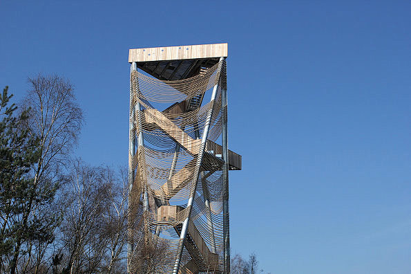 塔的外形设计受到这一地区的名字“Lomm...