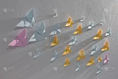 白色墙壁上的蝴蝶纸。