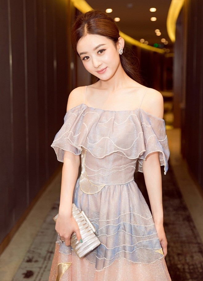 组图：赵丽颖提名金鹰视后 露肩肩礼服美丽...