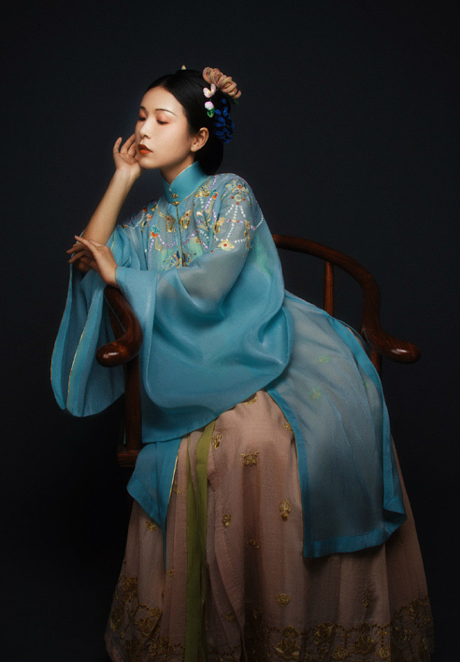 古装服装设计坐姿