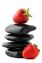 食品,闪亮的,甜食,自然,影棚拍摄_157484107_Lava stones with strawberries_创意图片_Getty Images China
