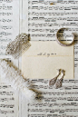 bridal accessories for a roaring 20s wedding #artdecowedding #DIYwedding #weddingchicks http://www.weddingchicks.com/2014/01/13/diy-dapper-deco-wedding/@北坤人素材